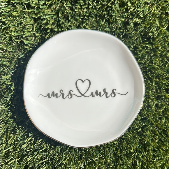 Elegant White 'Mrs & Mrs' Ring Dish - Picture 1 of 2